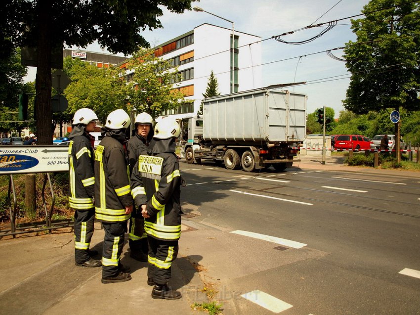 LKW riss Oberleitung ab Koeln Deutz Am Schnellert Siegburgerstr P029.JPG